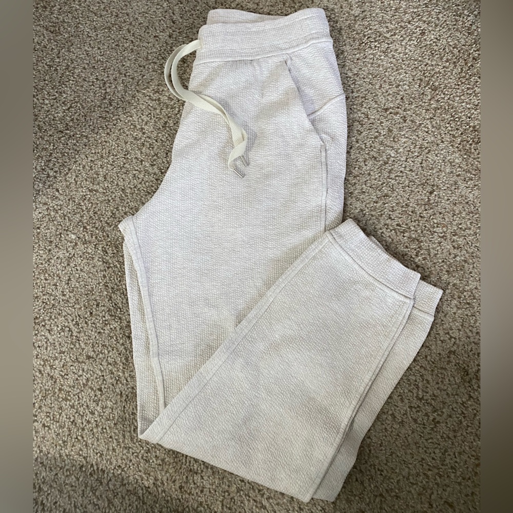 Lululemon white opal 7/8 jogger - size 6!